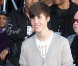 Justin Bieber lors d'une cérémonie hommage au pied du Chinese Theatre de Los Angeles où les empreintes de Michael Jackson ont été posées le 26 janvier 2012