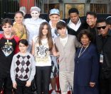 La famille Jackson et Justin Bieber lors d'une cérémonie hommage au pied du Chinese Theatre de Los Angeles où les empreintes de Michael Jackson ont été posées le 26 janvier 2012