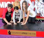 Paris, Prince et Blanket lors d'une cérémonie hommage au pied du Chinese Theatre de Los Angeles où les empreintes de Michael Jackson ont été posées le 26 janvier 2012
