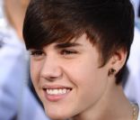 Justin Bieber lors d'une cérémonie hommage à Michael Jackson au cours de laquelle ont été apposées les empreintes du King of Pop au pied du Chinese Theatre de Los Angeles le 26 janvier 2012