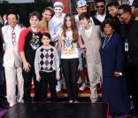 Quincy Jones, Paris, Prince, Blanket, Katherine Jackson et Justin Bieber lors d'une cérémonie hommage à Michael Jackson au cours de laquelle ont été apposées les empreintes du King of Pop au pied du Chinese Theatre de Los Angeles le 26 janvier 2012