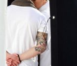 Jennifer Lopez sur son shooting à Miami, son chéri Casper ne la quitte pas. Ils sont très amoureux ! 