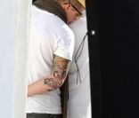 Jennifer Lopez sur son shooting à Miami, son chéri Casper ne la quitte pas. Le bisou. 