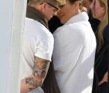 Jennifer Lopez sur son shooting à Miami, son chéri Casper très amoureux, ne la quitte pas.