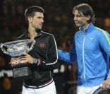 Novak Djokovic et Rafael Nadal complice après leur finale historique de l\'Open d\'Australie le 29 janvier 2012 à Melbourne