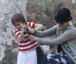 Gwen Stefani apprend à pêcher à son fils Kingston à Agoura Hills le 29 janvier 2012