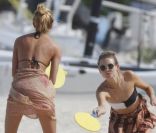 Candice Swanepoel profite du bon temps à Saint-Barthélémy avec son amie Behati Prinsloo, le 30 janvier 2012.