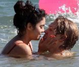 Vanessa Hudgens et son petit-ami Austin Butler s'amusent dans l'eau, à Hawaï, le 19 janvier 2012