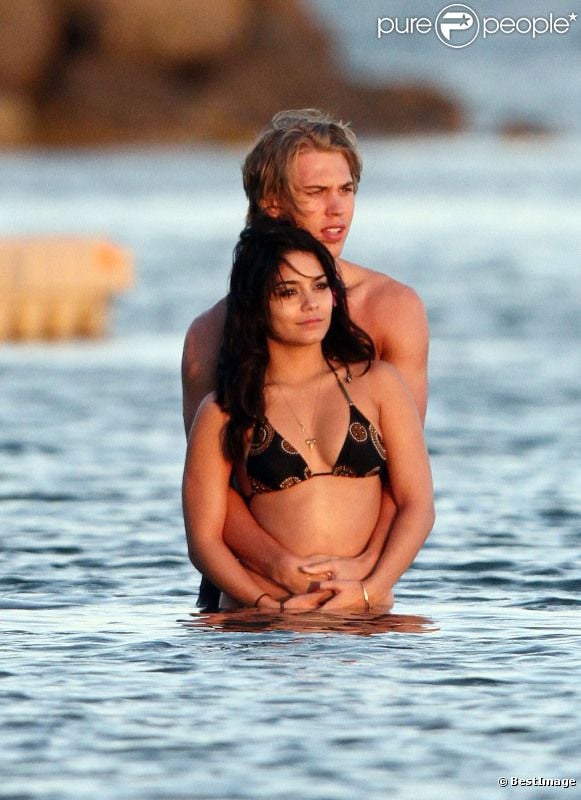 Vanessa Hudgens et son petit-ami Austin Butler amoureux en vacances à Hawaï, le 21 janvier 2012