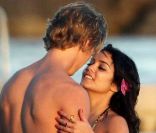 Vanessa Hudgens et son petit-ami Austin Butler romantiques en vacances à Hawaï, le 21 janvier 2012