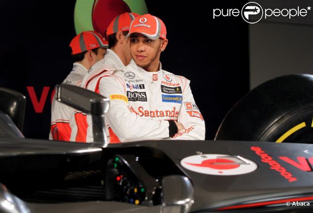 Lewis Hamilton présente la McLaren Mercedes MP4-27 à Woking en Angleterre le 1er février 2012