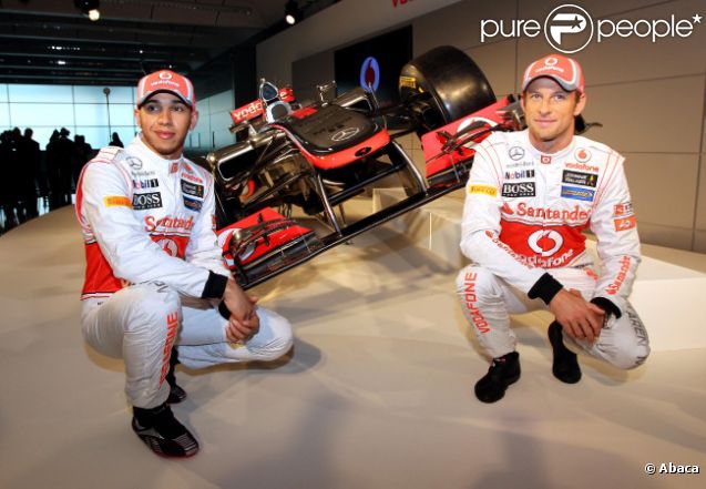 Lewis Hamilton et Jenson Button présentent la McLaren Mercedes MP4-27 à Woking en Angleterre le 1er février 2012
