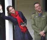 Kate Middleton, en train d'observer une démonstration de pilotage de son mari le prince William le 4 juillet 2011 au Canada, doit se passer de son mari durant six semaines. Le prince est déployé dans les Malouines. 