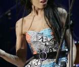 Amy Winehouse boit sur scène : Devinez ce que j'ai mis dans mon verre !