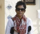 Halle Berry, le pied dans le plâtre, va chercher sa petite Nahla à l\'école avec la nounou, à Los Angeles, le 2 février 2012