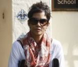 Halle Berry, le pied dans le plâtre, va chercher Nahla à l\'école avec la nounou, à Los Angeles, le 2 février 2012