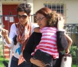 Halle Berry, le pied dans le plâtre, récupère Nahla à l\'école avec la nounou, à Los Angeles, le 2 février 2012