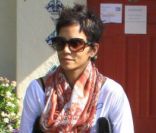 Halle Berry, le pied dans le plâtre, va chercher Nahla à l\'école, à Los Angeles, le 2 février 2012