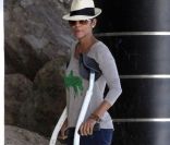 Halle Berry à la plage de Malibu avec sa jolie Nahla. Très handicapée avec son plâtre, elle a besoin de ses béquilles pour se déplacer.<br />