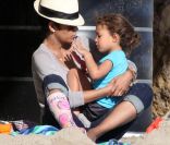 Halle Berry à la plage de Malibu avec sa jolie Nahla. Très handicapée avec son plâtre.