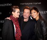 Laeticia et Jonny Hallyday, aux côtés d'Hoda Roche, au lancement du sac Vavavoom de Valentino, vendu en édition limitée et en exclusivité au magasin Montaigne Market à Paris, le 25 janvier 2012