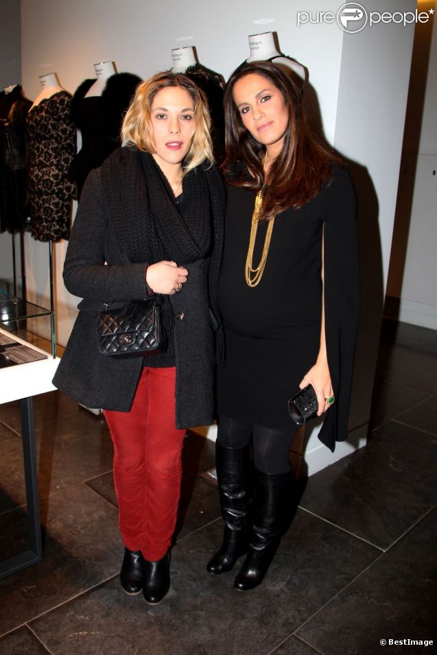 Alysson Paradis et Elisa Tovati au lancement du sac Vavavoom de Valentino, vendu en édition limitée et en exclusivité au magasin Montaigne Market à Paris, le 25 janvier 2012