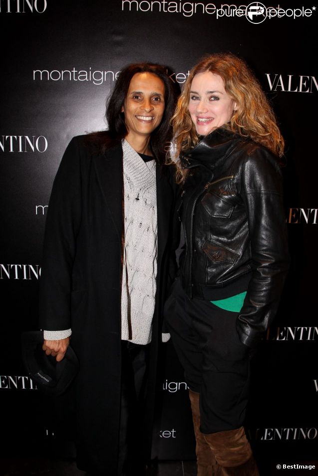 Karine Silla et Marine Delterme au lancement du sac Vavavoom de Valentino, vendu en édition limitée et  en  exclusivité au magasin Montaigne Market à Paris, le 25 janvier 2012