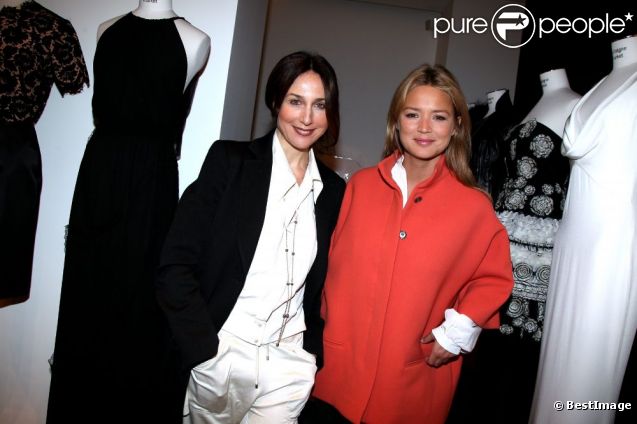 Elsa Zylberstein et Virginie Efira au lancement du sac Vavavoom de Valentino, vendu en édition limitée et  en  exclusivité au magasin Montaigne Market à Paris, le 25 janvier 2012
