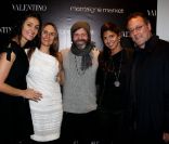Zofia Reno, Andrea, Madz Kornerup (fondateur de Shamballa Jewels), Hoda Roche et Jean Reno au lancement du sac Vavavoom de Valentino, vendu en édition limitée et  en  exclusivité au magasin Montaigne Market à Paris, le 25 janvier 2012