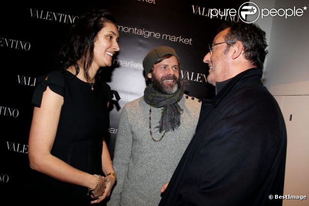 Zofia et Jean Reno entourent Madz Kornerup au lancement du sac Vavavoom de Valentino, vendu en édition limitée et  en  exclusivité au magasin Montaigne Market à Paris, le 25 janvier 2012