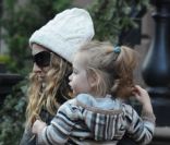 Sarah Jessica Parker accompagne sa fille Marion, deux ans et demi, à l\'école, à New York, le vendredi 3 février 2012.