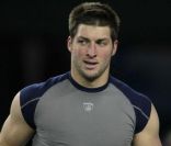 Tim Tebow, à qui Katy Perry vient de dédier une chanson, à Foxboro, le 14 janvier 2012. 