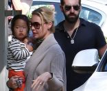 Katherine Heigl avec son mari Josh Kelley et leur fille Naleigh à Los Feliz le 23 octobre 2011 