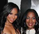 Ashanti et sa mère Tina Douglas lors de la première de Safe House (Sécurité Rapprochée) au SVA Theater de New York City le 7 février 2012