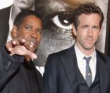 Denzel Washington et Ryan Reynolds lors de la première de Safe House (Sécurité Rapprochée) le 7 février 2012 à New York