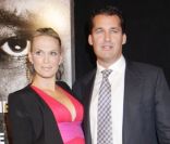 Molly Sims, enceinte et radieuse, auprès de son mari Scott Stuber lors de la première de Safe House (Sécurité Rapprochée) le 7 février 2012 à New York