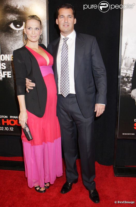 Molly Sims, enceinte et radieuse, auprès de son mari Scott Stuber lors de la première de Safe House (Sécurité Rapprochée) le 7 février 2012 à New York