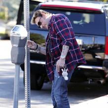 Un petit tour au parcmètre pour Johnny Hallyday à Los Angeles, le 8 février 2012.