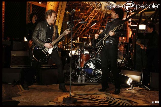 Johnny Hallyday et Yarol Poupaud en concert à la tour Eiffel, le 3 décembre 2011. 