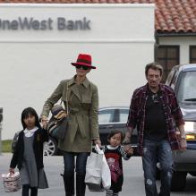 Johnny Hallyday et Laeticia vont chercher Jade et Joy à l'école, à Los Angeles, le 7 février 2012.