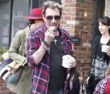 Johnny Hallyday et Laeticia en compagnie de Jade et Joy après l'école, à Los Angeles, le 7 février 2012.