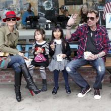 Pause gourmande : Johnny Hallyday et Laeticia dégustent des glaces avec leurs filles Jade et Joy après l'école, à Los Angeles, le 7 février 2012.