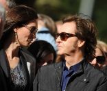 Paul McCartney reçoit son étoile sur le Walk of Fame à Los Angeles, sous le regard de son épouse Nancy Shevell, le 9 février 2012.