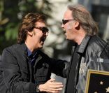 Neil Young prononce quelques mots pour Paul McCartney qui reçoit son étoile sur le Walk of Fame à Los Angeles, le 9 février 2012.