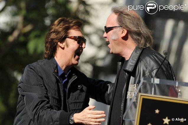 Neil Young prononce quelques mots pour Paul McCartney qui reçoit son étoile sur le Walk of Fame à Los Angeles, le 9 février 2012.
