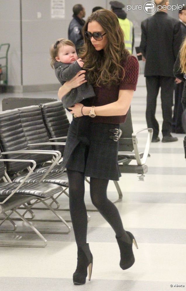 Victoria Beckham, en Miu Miu et Walter Steiger à l'aéroport JFK de New York, le 7 février 2012. 