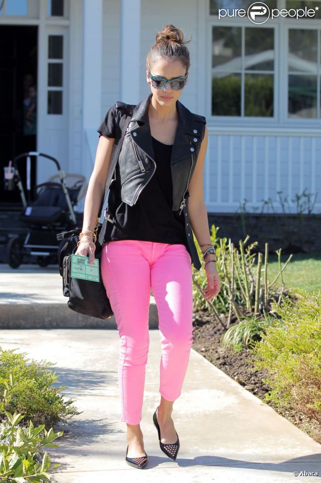 Jessica Alba remet le look rock des  eighties  au goût du jour avec son perfecto et son pantalon flashy. Los Angeles, le 9 février 2012. 