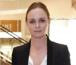 Stella McCartney lors de l'ouverture de son pop-up store dans le centre commercial Selfridges à Londres, le 8 février 2012. 