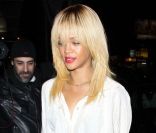 La chanteuse Rihanna, superbe avec sa nouvelle chevelure blonde à Los Angeles, le 8 février 2012. 