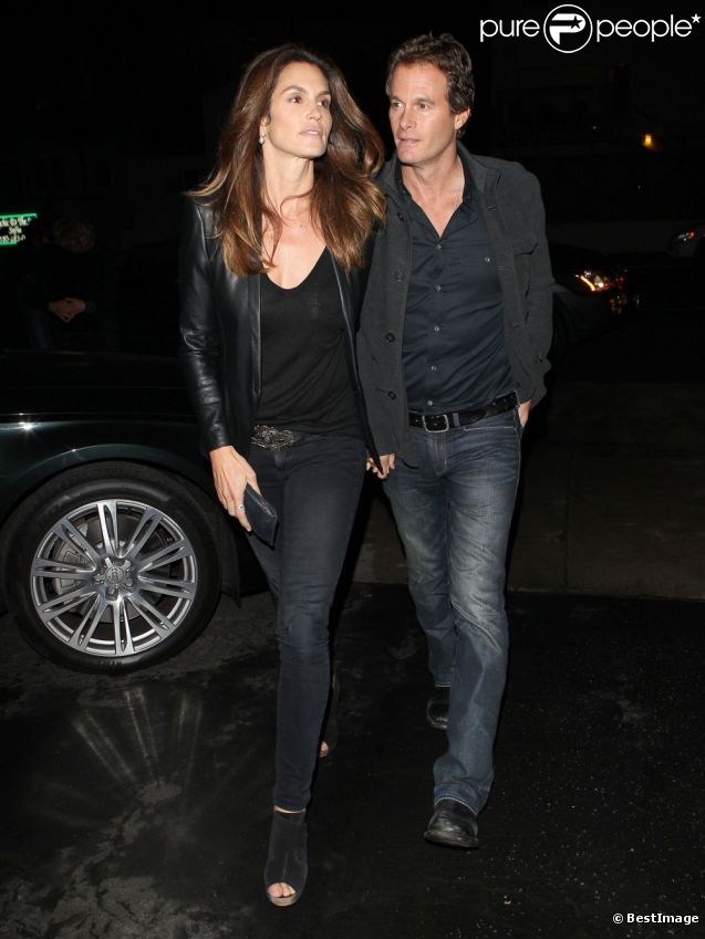 Cindy Crawford, stylée et accompagnée de son mari Rande Gerber pour un dîner à quatre avec un couple d'amis. Santa Monica, le 7 février 2012. 